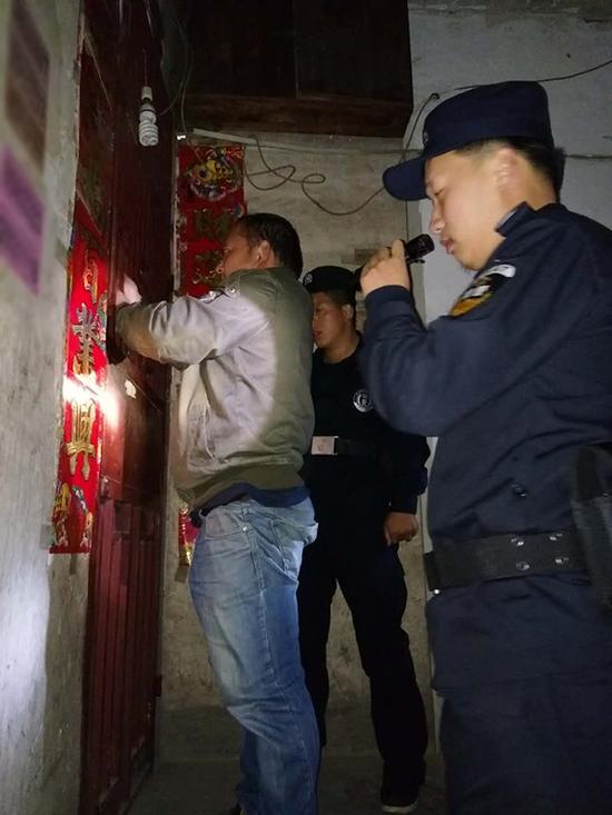 槐荫区粗心妈妈误将幼女锁家中 民警全城寻开锁师傅开门